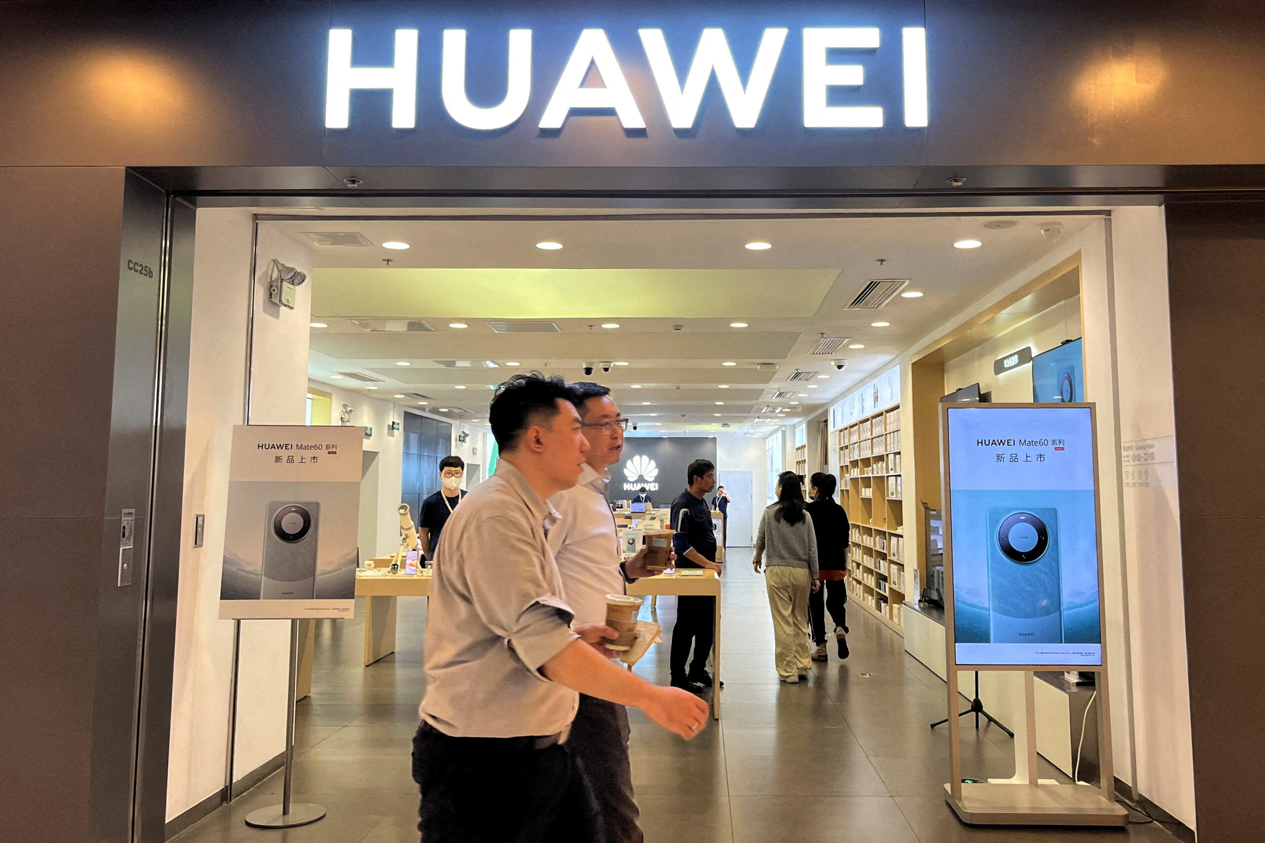 Apple Suppliers Slide on China Anxiety, Threat from Huawei